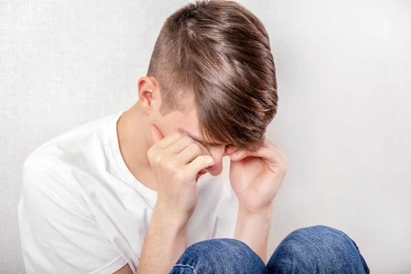 Triste Joven Está Llorando Por Primer Plano Pared — Foto de Stock