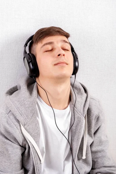 Hombre Joven Auriculares Escuchar Música Por Pared —  Fotos de Stock