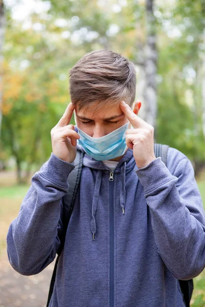 Güz Parkı Nda Grip Maskeli Hasta Genç Adam — Stok fotoğraf