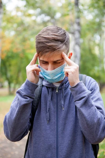 Zieke Jongeman Het Griepmasker Het Najaarspark — Stockfoto