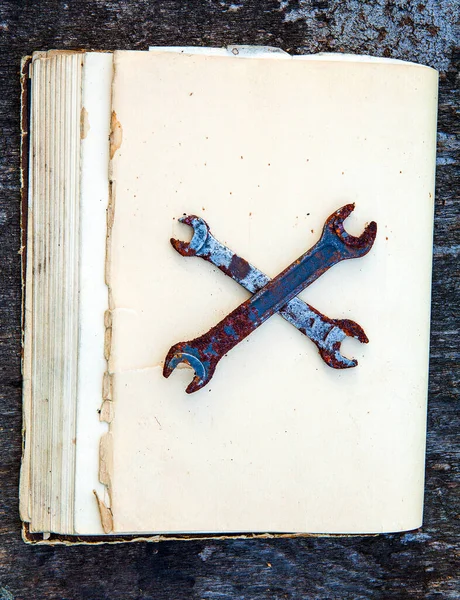 Stare Zardzewiałe Narzędzia Starej Książce Drewniane Tło Zbliżenie — Zdjęcie stockowe