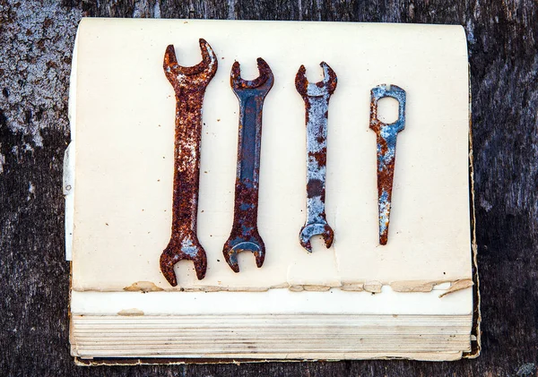 Herramientas Oxidadas Antiguas Libro Antiguo Primer Plano Fondo Madera — Foto de Stock