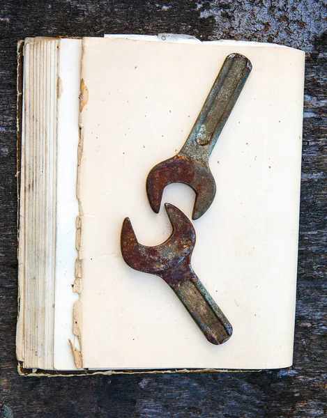 Herramientas Oxidadas Antiguas Libro Antiguo Primer Plano Fondo Madera — Foto de Stock