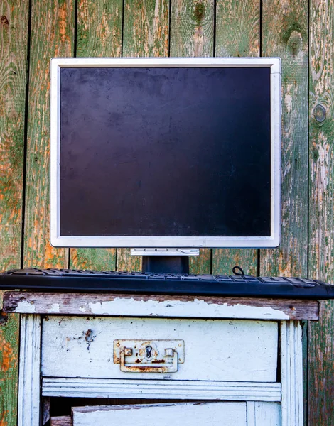 Old Dirty Computer Monitor Weathered Paint Wall Background Outdoor — Stock Photo, Image