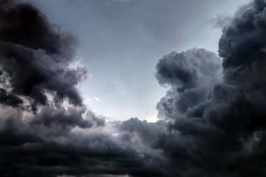 Karanlık ve dramatik fırtına bulutları arka plan