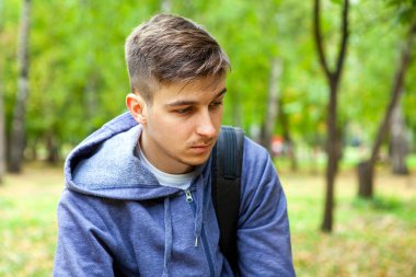 Sonbahar Parkı 'nda Üzgün Genç Adam Portresi