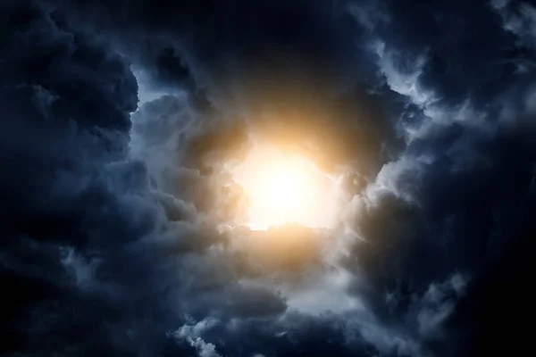 Luz Las Nubes Tormenta Oscuras Dramáticas —  Fotos de Stock