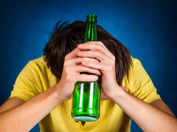 Triste Homem Com Uma Cerveja Fundo Azul Close — Fotografia de Stock