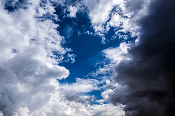 Awan Dramatis Latar Belakang Dengan Langit Biru — Stok Foto