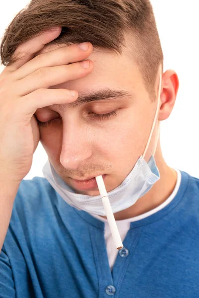 Jovem Triste Uma Máscara Gripe Com Cigarro Isolado Fundo Branco — Fotografia de Stock