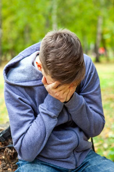 Triste Jeune Homme Dans Parc Cache Son Visage Pleure — Photo