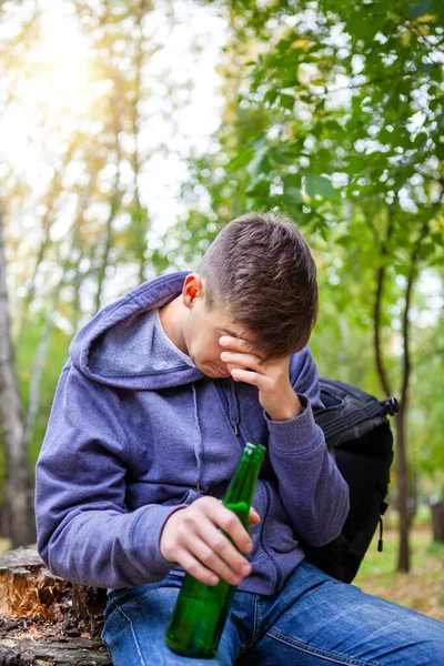 Smutný Mladý Muž Lahví Piva Parku — Stock fotografie