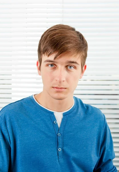 Joven Retrato Sobre Fondo Jalousie — Foto de Stock