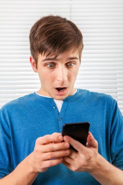 Jalousie arka planında bir telefonla genç adamı şok etti.