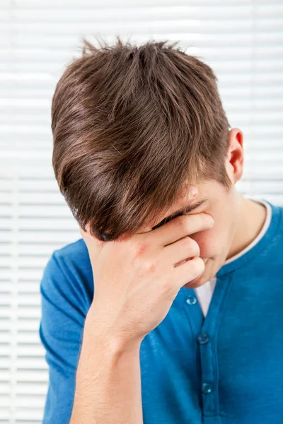 Trauriger Junger Mann Raum Auf Dem Jalousie Hintergrund — Stockfoto