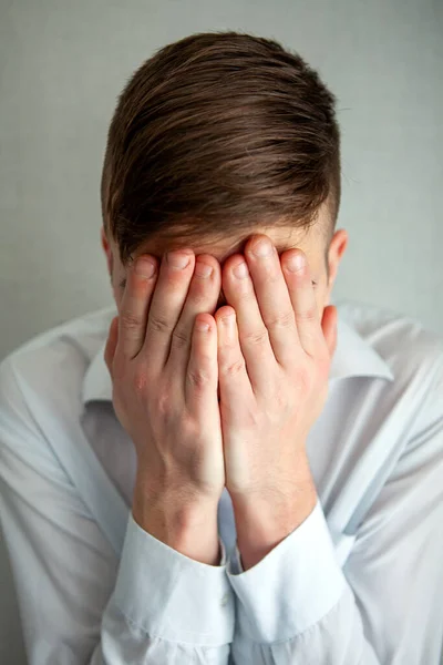 Triste Joven Está Llorando Por Primer Plano Pared — Foto de Stock