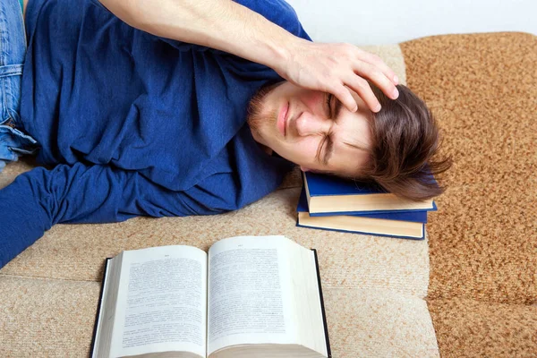 Jovem Sonolento Cansado Sofá Com Livro — Fotografia de Stock