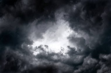 Karanlık ve dramatik fırtına bulutları arka plan