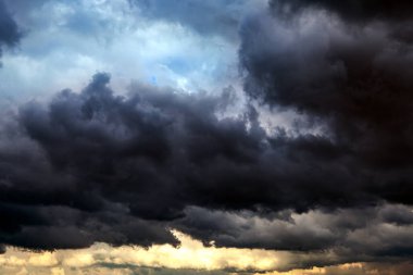 Karanlık ve dramatik fırtına bulutları arka plan