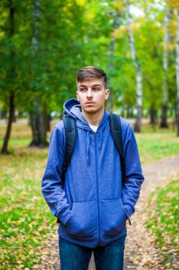 Güz Ormanında Yalnız Düşünceli Genç Adam