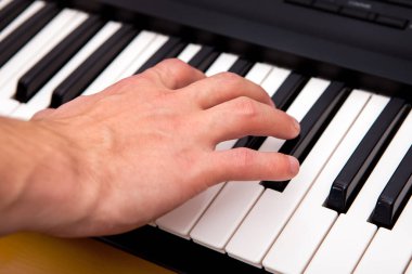 El ve Piyano Klavye Odaya yakın çekim