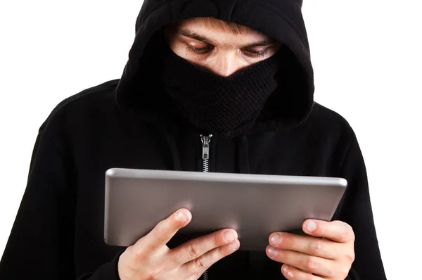 Hacker Een Hoodie Met Een Tablet Computer Witte Achtergrond Closeup — Stockfoto