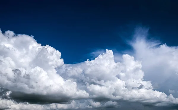 Awan Dramatis Latar Belakang Dengan Langit Biru — Stok Foto