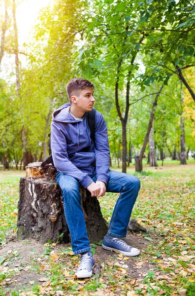 Trauriger Und Pessimistischer Junger Mann Sitzt Allein Herbstpark — Stockfoto