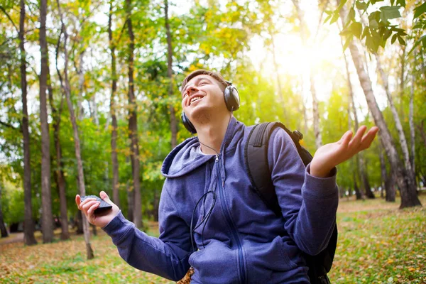 Happy Young Man Met Koptelefoon Luisteren Naar Muziek Het Bos — Stockfoto