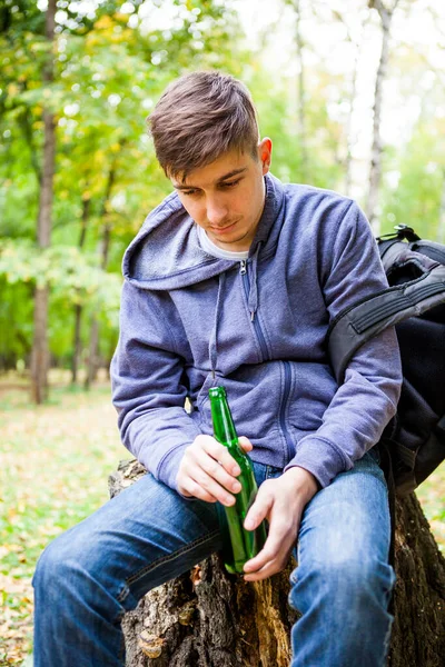Sorglig Ung Man Med Flaska Skogen Ensam — Stockfoto