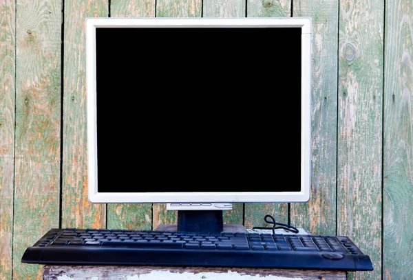 Starý Špinavý Počítačový Monitor Ošlehaném Malířské Zdi Pozadí Venku — Stock fotografie
