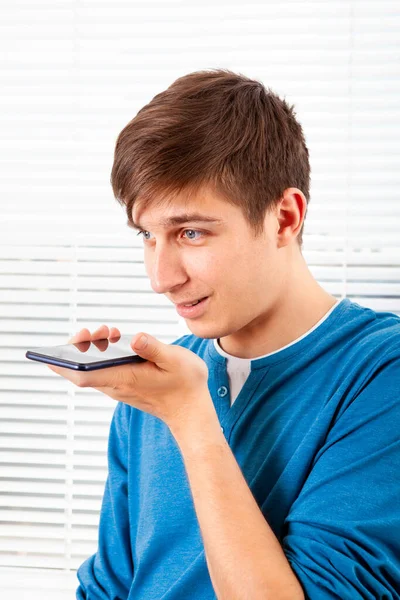 Glücklicher Junger Mann Mit Handy Auf Dem Jalousie Hintergrund Einem — Stockfoto