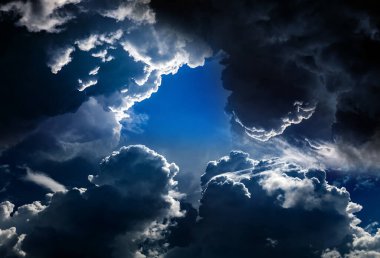 Karanlık ve Dramatik Fırtına Bulutlarında Delik