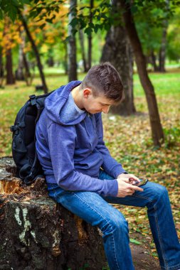 Autumn Park 'ta telefonu olan genç adam.