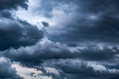Karanlık ve dramatik fırtına bulutları arka plan