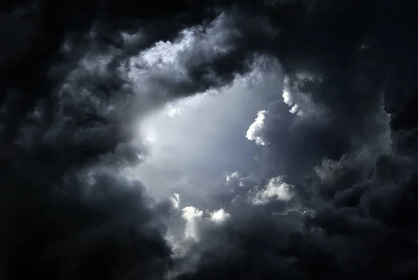 Buraco Nas Nuvens Tempestade Sombria Dramática — Fotografia de Stock