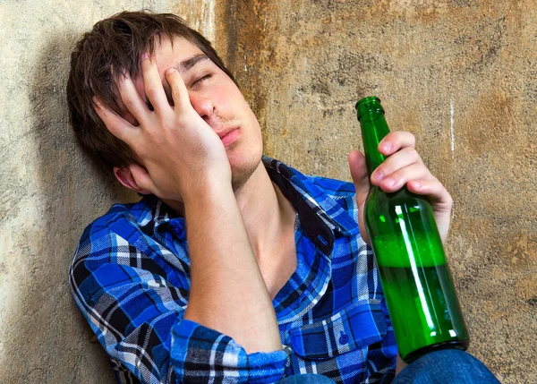 Szomorú Fiatalember Alkoholfüggőségben Egy Sörrel — Stock Fotó