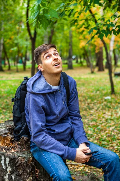 Jovem Feliz Floresta Outono Sozinho — Fotografia de Stock