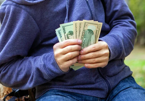 Πρόσωπο Κατέχει Και Μετρήσει Ένα Χρήματα Στο Κοντινό Δρόμο — Φωτογραφία Αρχείου