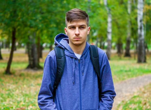 Trauriges Porträt Eines Jungen Mannes Herbstpark — Stockfoto