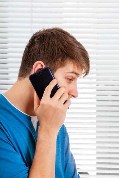 Muž Mluvit Telefonu Pozadí Jalousie Místnosti — Stock fotografie