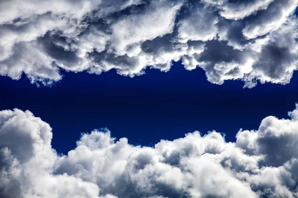 Awan Dramatis Latar Belakang Dengan Langit Biru — Stok Foto