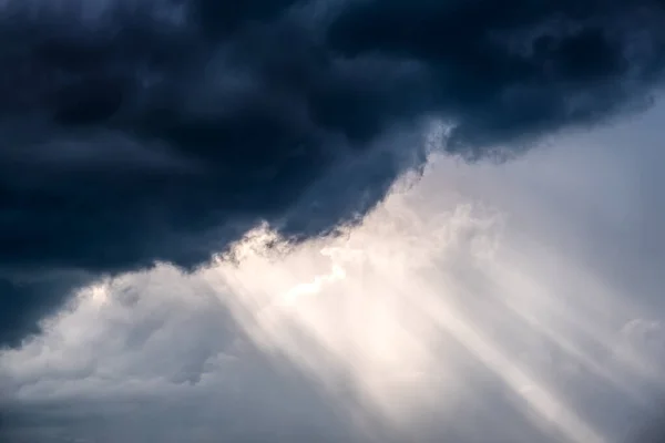 黑暗和戏剧性的风暴云中的光芒 — 图库照片