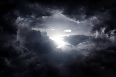 Karanlık ve Dramatik Fırtına Bulutlarında Işık