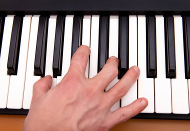 El ve Piyano Klavye Odaya yakın çekim