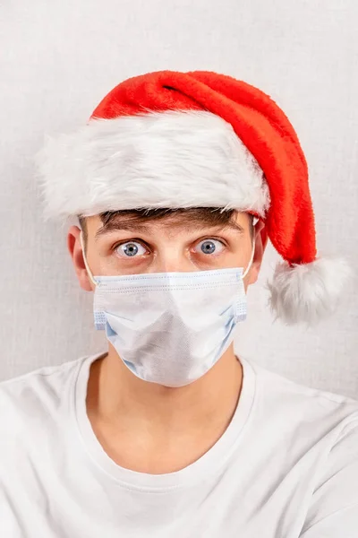 Joven Sorprendido Santa Sombrero Máscara Gripe Fondo Pared Blanca — Foto de Stock