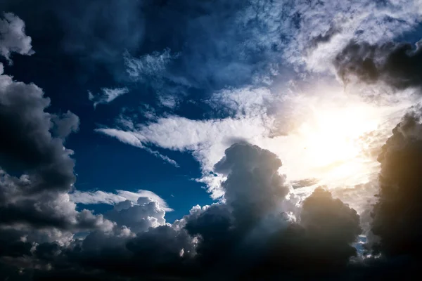 Licht Den Dunklen Und Dramatischen Gewitterwolken — Stockfoto