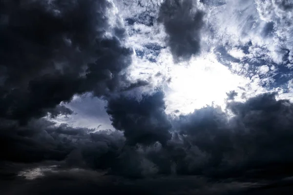 Luce Nelle Nuvole Buie Drammatiche Della Tempesta — Foto Stock