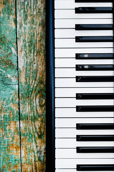 古い木製の板のピアノキーボードの背景 — ストック写真