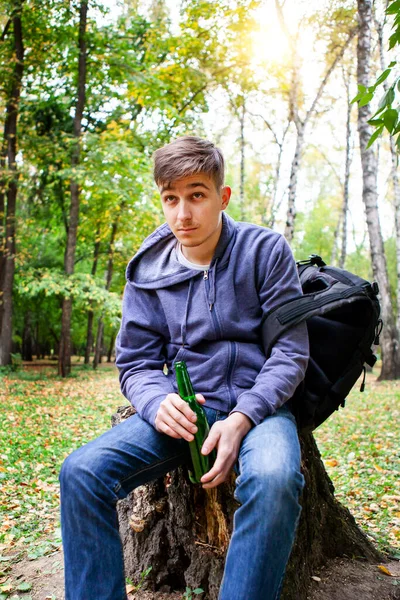 Jongeman Met Een Flesje Bier Het Bos Alleen — Stockfoto
